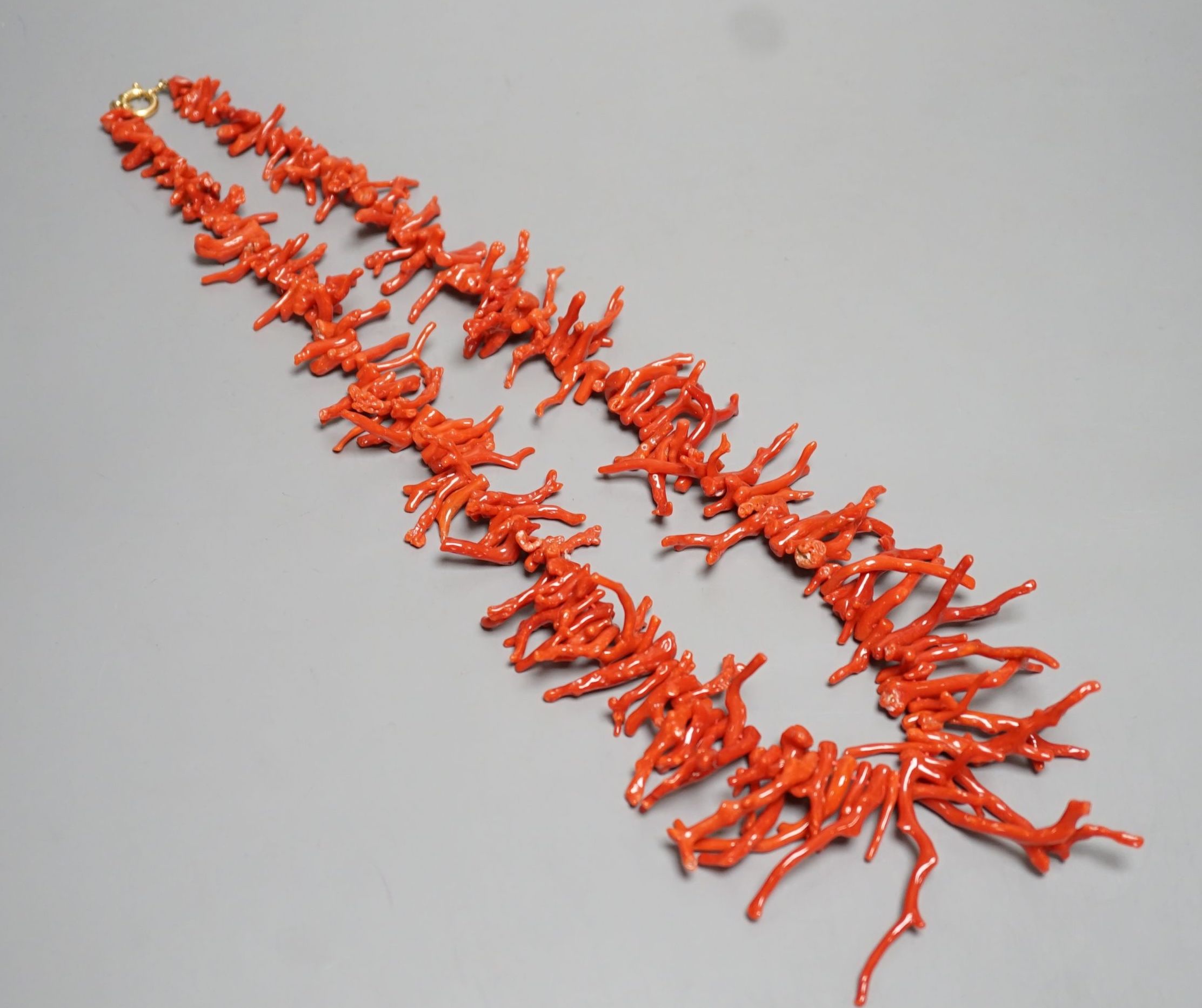 A modern jagged coral necklace, 72cm.